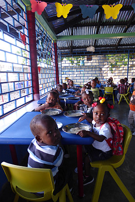 Kinder beim Essen in der Gesundheitsstation in Haiti