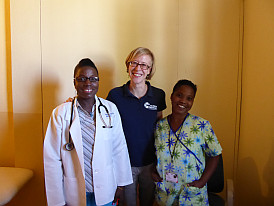 Charlotte Nelles mit zwei Damen vom medizinischen Personal in Haiti